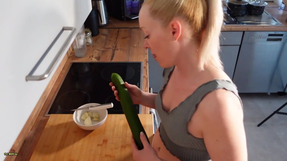 adult xxx clip 29 Lea_Kirsch - Mit Essen spielt man nicht, oder doch  - mdh - amateur porn amateur outdoor