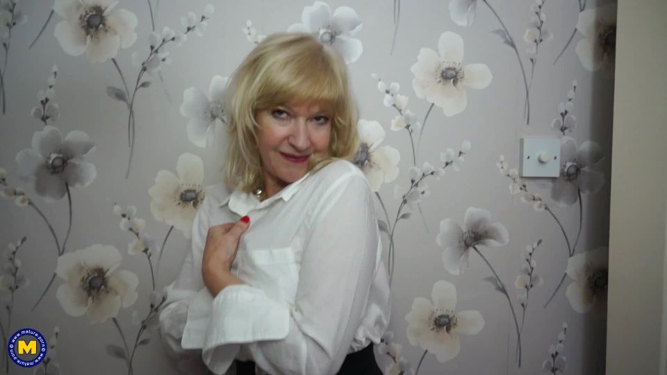 Mature.nl presents Emily Jane (EU) (62) in British housewife Emily Jane fingering herself – 05.01.2018 milf 