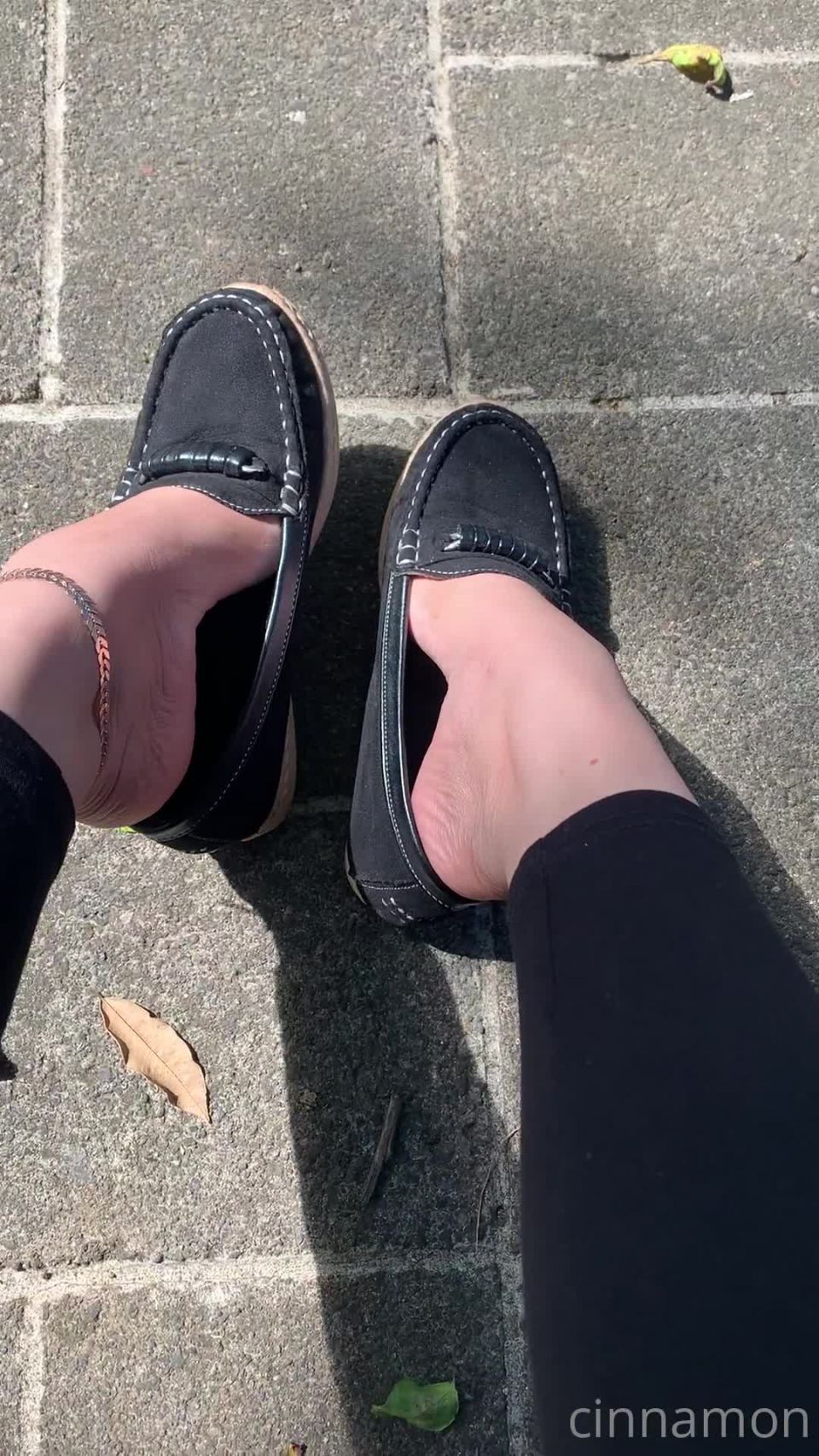 cinnamonfeet2 - Goddess Cinnamon VIP CinnamonfeetTeasing with my feet in public - 03-12-2020 - Onlyfans