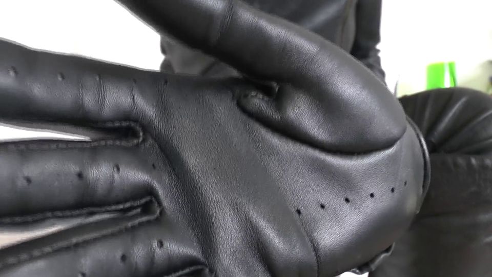 [K2S.CLUB] Lady_Victoria_Valente - Strenge Leder Stieftante Legt Dich Über Das Knie POV - FullHD 1080P