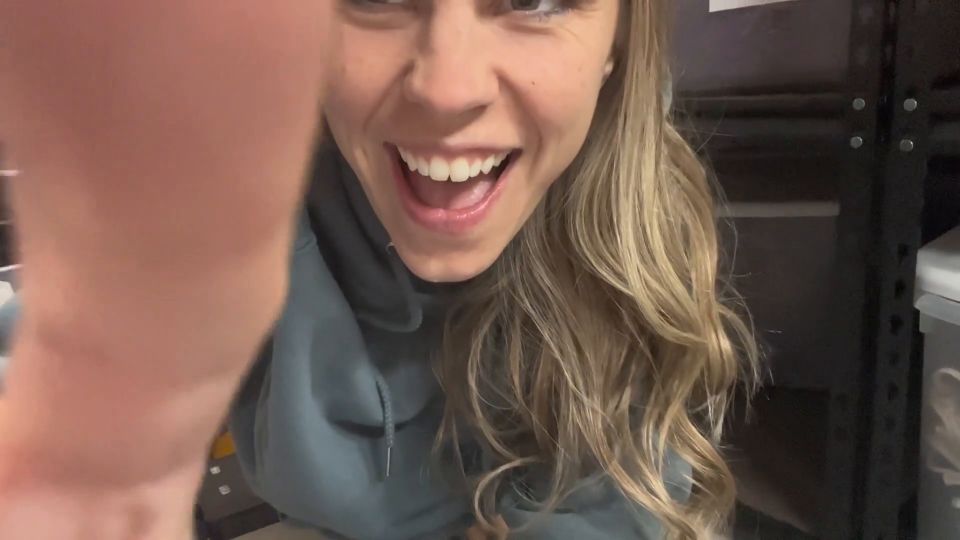 La rubia caliente se desenvuelve en el trabajo en el almacén.