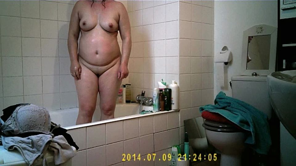 Hidden-Zone.com- Pretty mom takes a shower