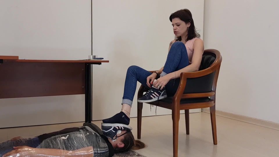 MAKING MY MUMMIFIED SLAVE SNIFF MY STINKY FOOT Download N...