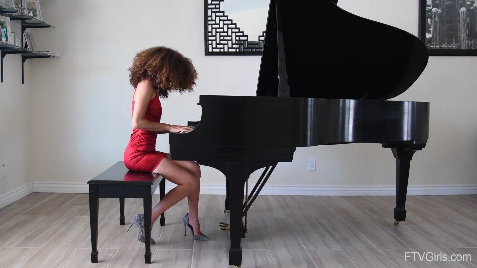 FTVGirls presenta Cecilia – Pequeño Ebony Spinner – Exótico Look para FTV 1 Negro