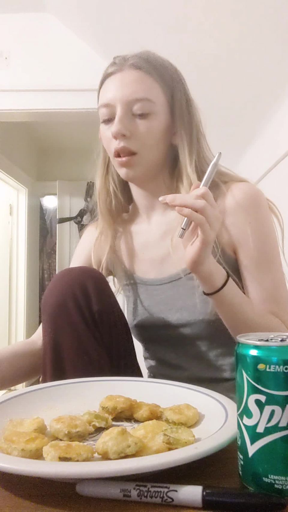 M@nyV1ds - LucySpanks - Blonde Eating and Burping