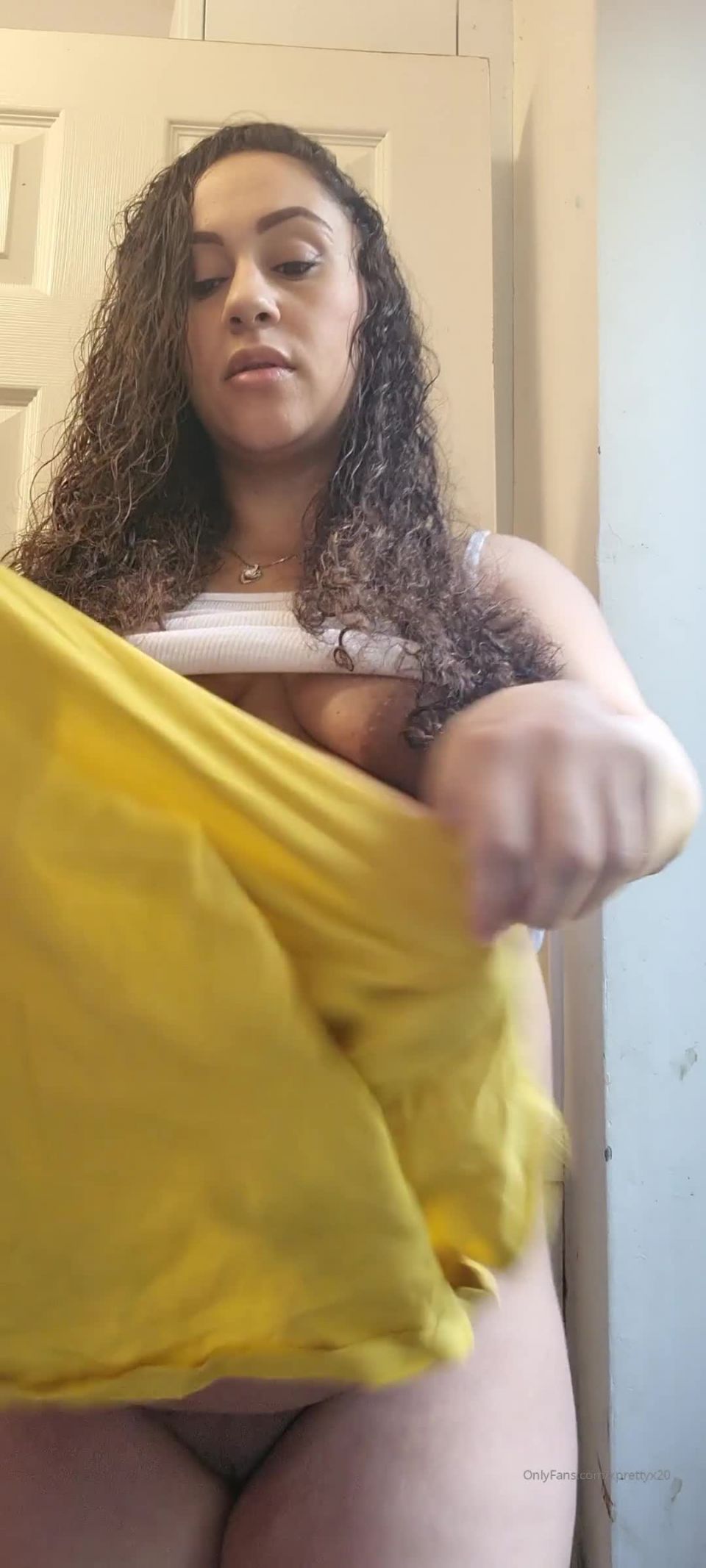 xprettyx20 aka prettymixedmama in Supabelly 2400p UltraHD/4K