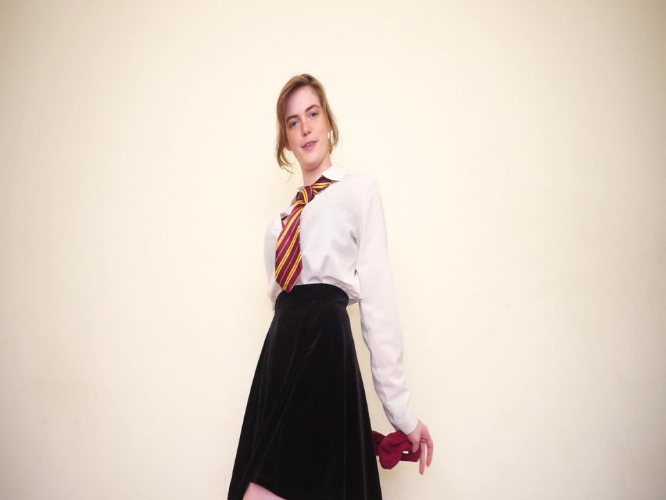 LongHairLuna - Hermiones Hufflepuff Foot Puppy Femdom