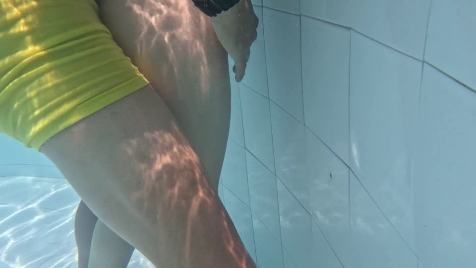 HARD SEX WITH MY GIRLFRIEND IN THE PUBLIC POOL ON A RICH SUNNY AFTERNOO