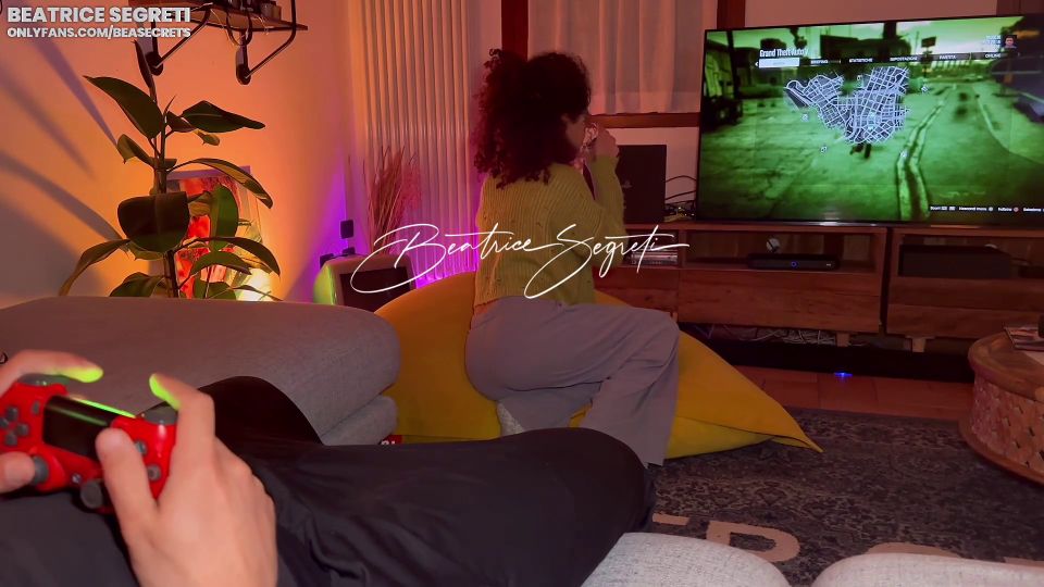 Ragazza Fa Un Pompino Mentre Lui Gioca Alla Playstation E Viene Scopata Fortissimo 1080p