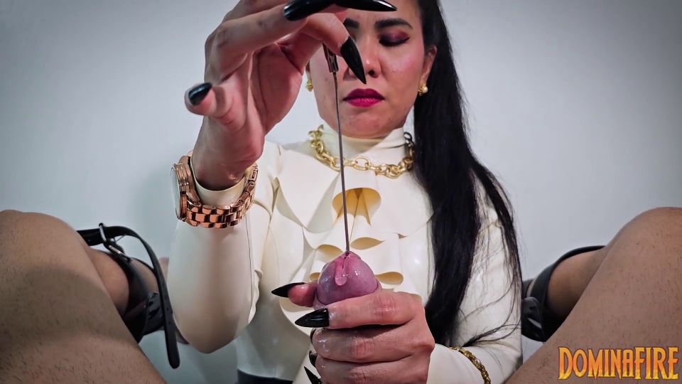 Cruel sonando y ordeñando con uñas largas Domina Fuego (Porno Fetiche)