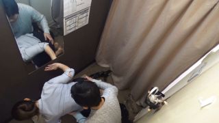 FHD PESS-011 試着室で接客中にオチン●ンポロンとハプニング！？凝視する人妻店員は嫌がりながらも100％ヌイてくれる！！