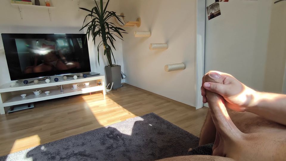 KinkyHabibi Compañero de piso útil me pilló masturbándome y me ayudó a correr