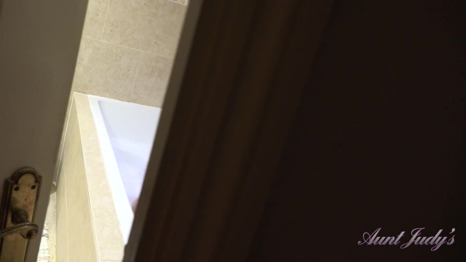 Spying On Valentina In The Tub Leads To Some Sexy Pov Fun - Solo