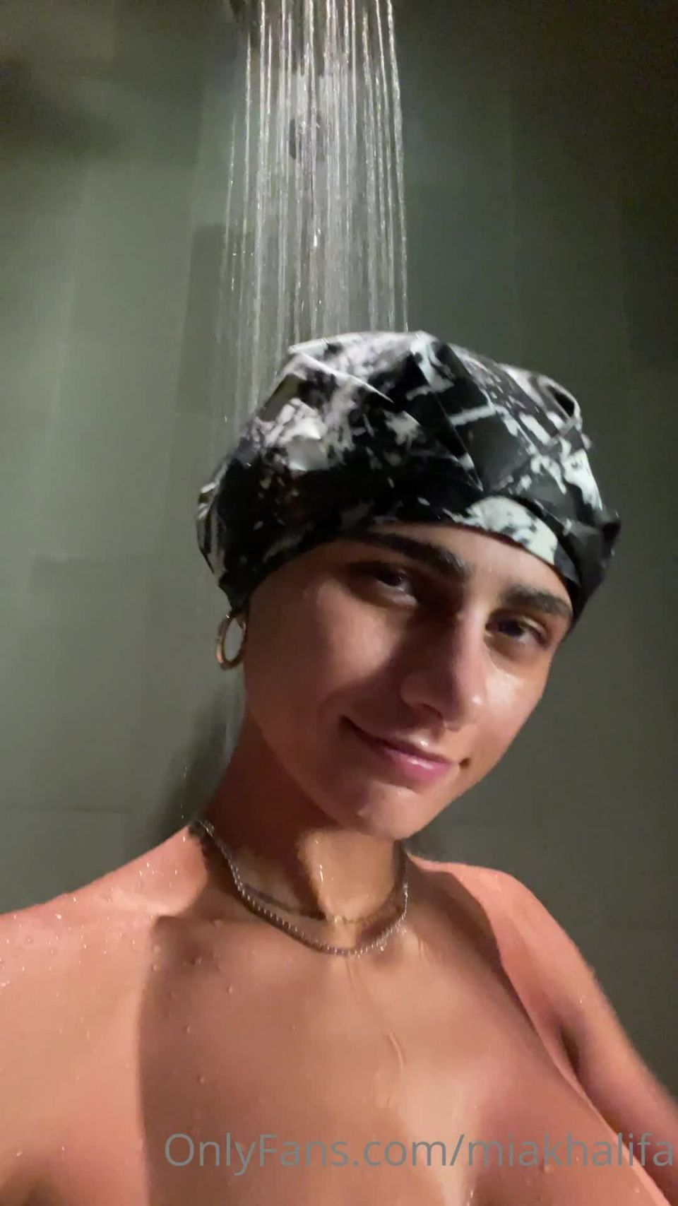 Onlyfans - Miakhalifa - When you want to be sexy but it doesnt line up with your hair wash day - 16-01-2021