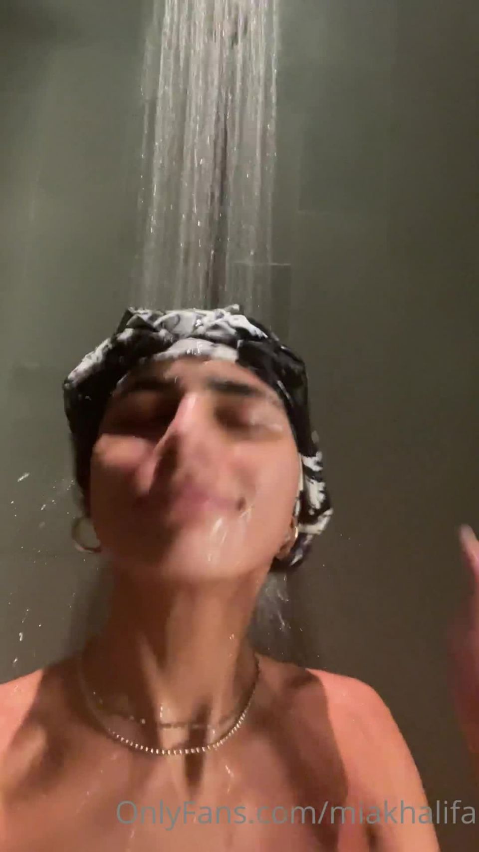 Onlyfans - Miakhalifa - When you want to be sexy but it doesnt line up with your hair wash day - 16-01-2021