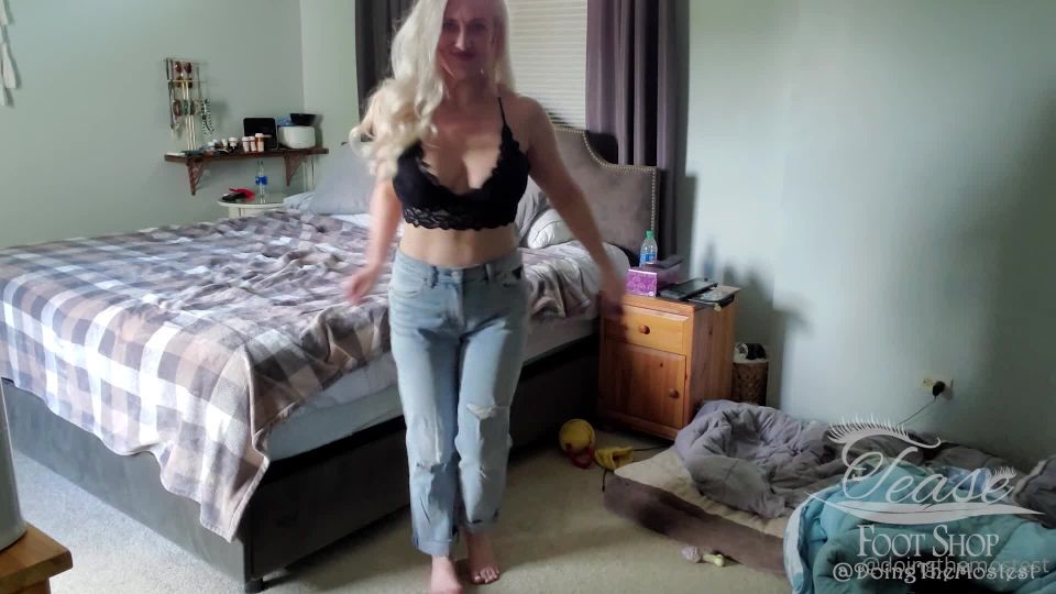  doingthemostest  Big jeans and small shirts, feet on feet porn