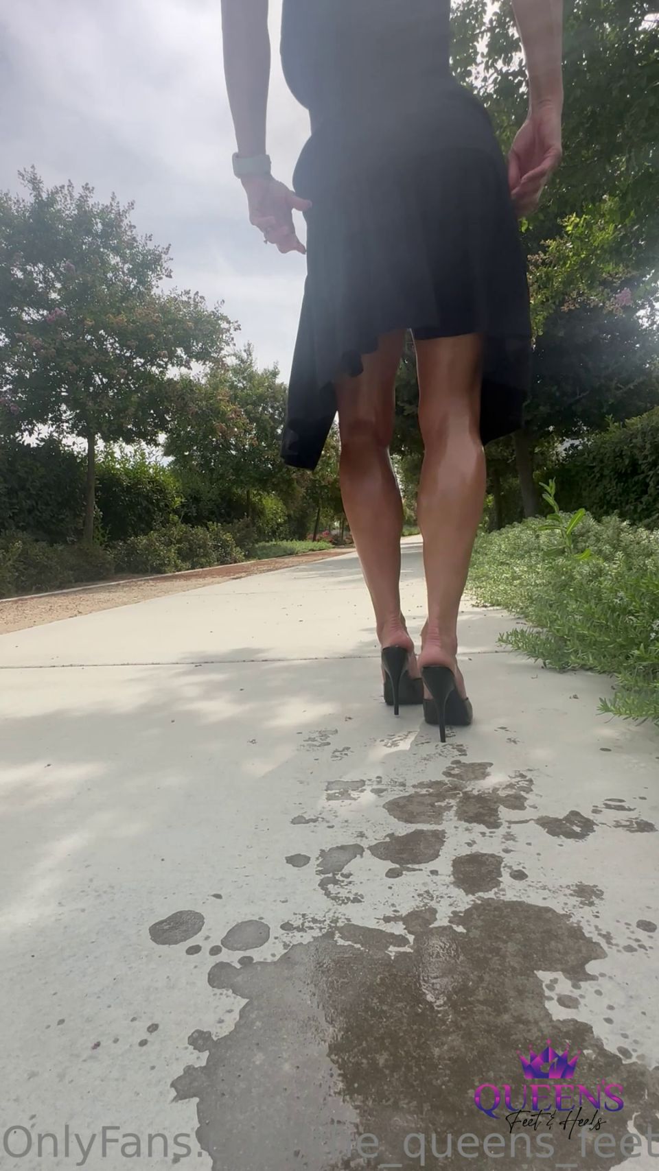 BBCSLUTWIFE4U2 2023-07-29 Oiled Up & Out For A Stroll