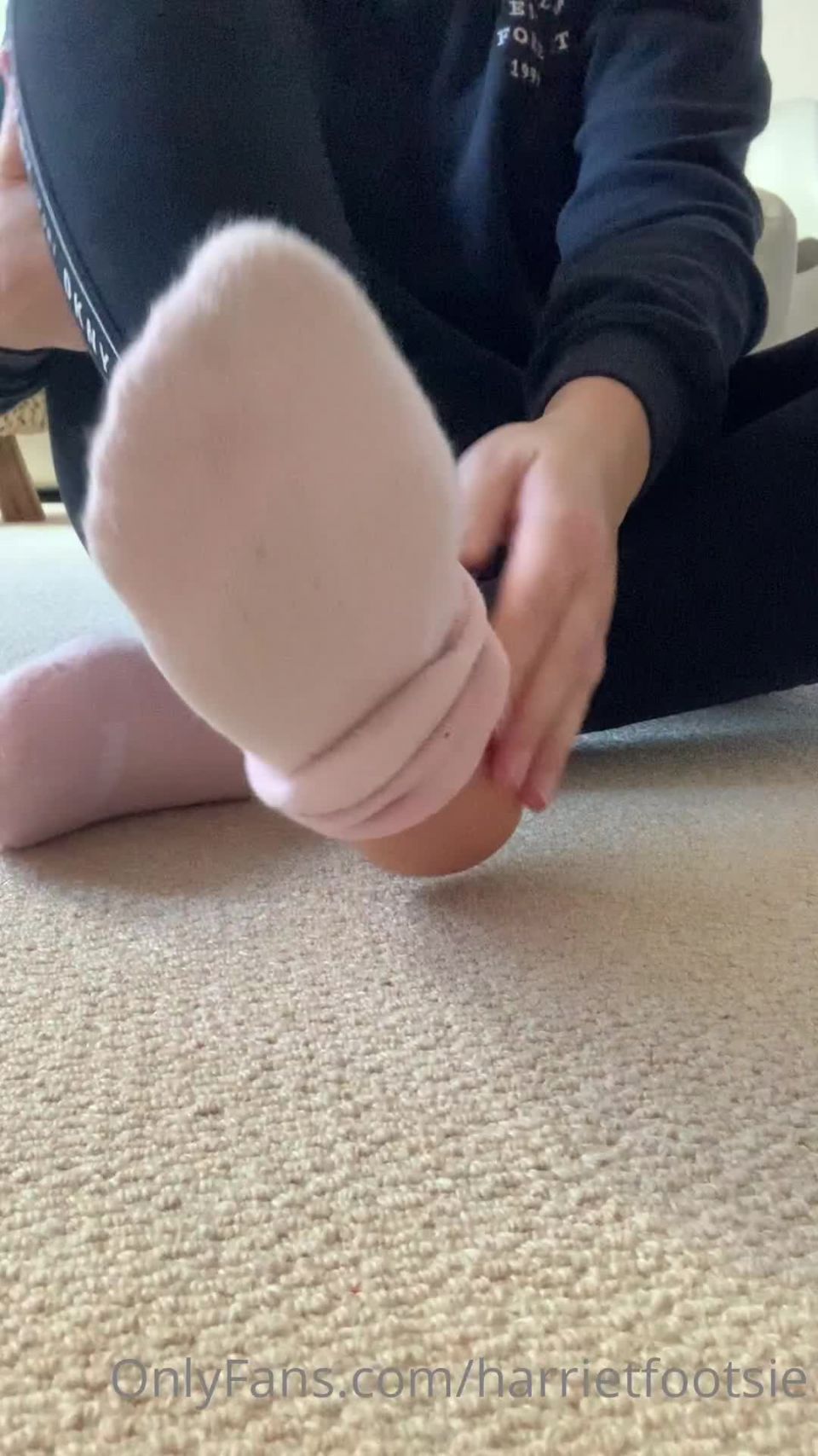 Onlyfans - Harriet King - harrietfootsie - harrietfootsieGave myself a sensual foot massage - 30-10-2021