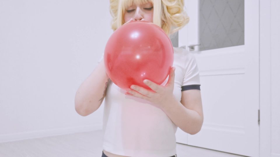 SpookyBoogie – Toga Himiko Blows and Pops Ballons.