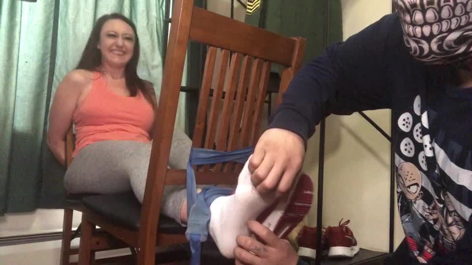 TheBKTickler – Claudia’s tickle torture – feet Tickling!