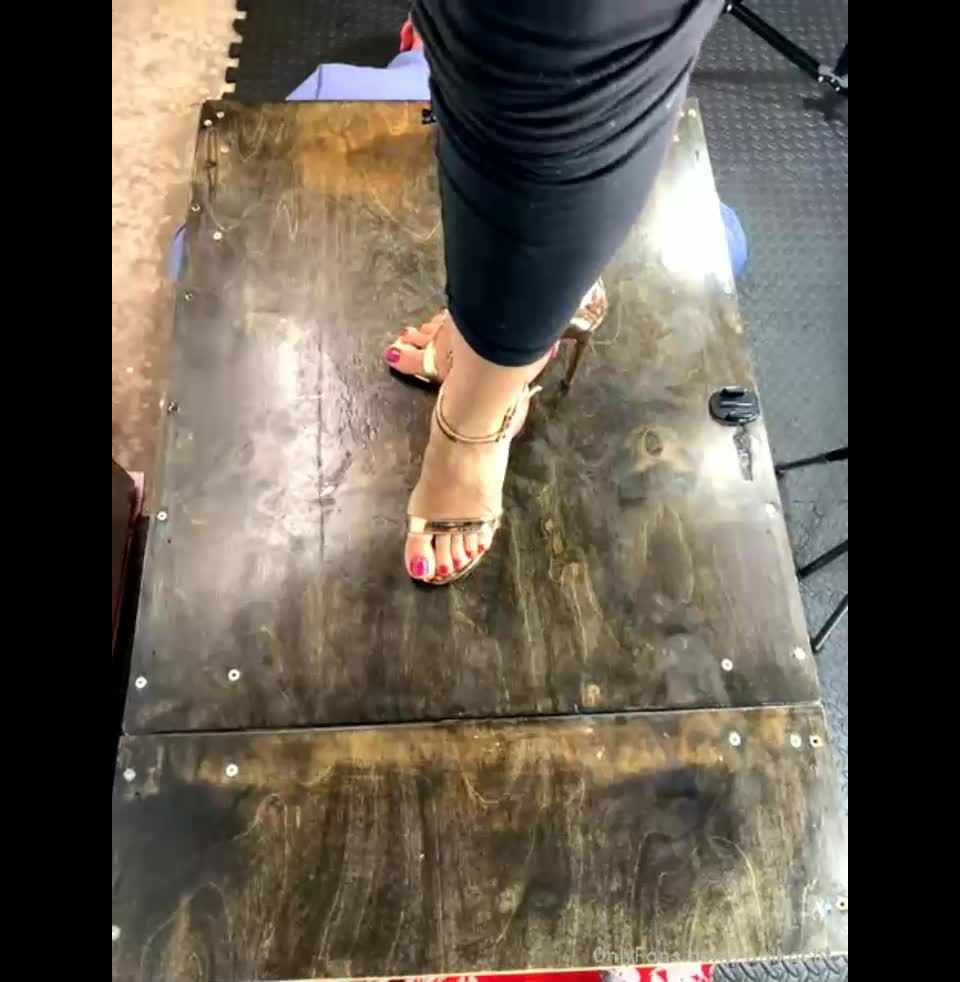 Onlyfans - Goddess Anika - anikacbt - anikacbtMy view of Ariah destroying rug with this beautiful gold heels - 19-09-2020