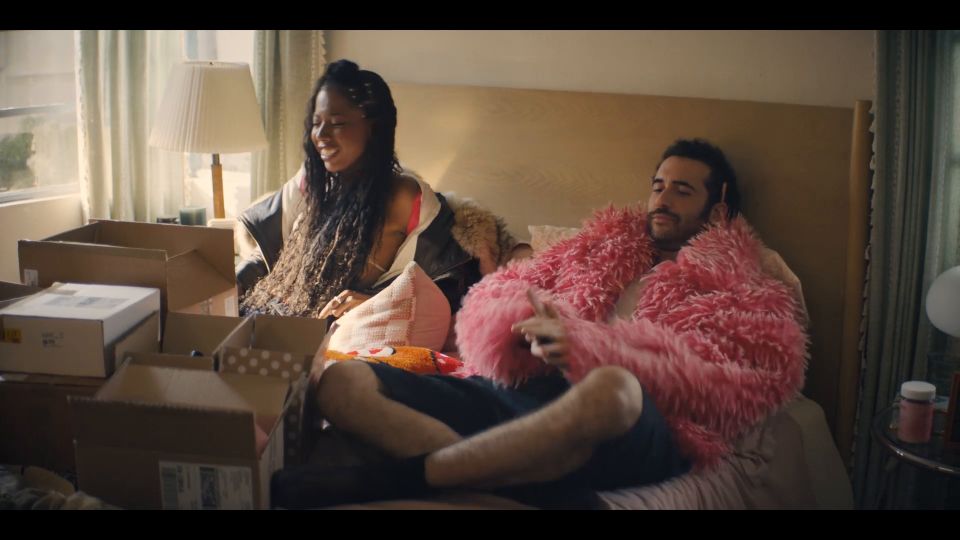 Estrellas Rachel Senott, Odessa A'zion en escenas de amor exclusivas