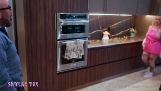  POV [OnlyFans] Skylar Vox – Thanksgiving Special Introducing My Much Older Boyfriend To My Parents Skylar Vox