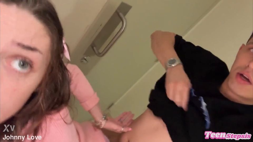 Shrooms Q - Daisy Love Follando en un baño del centro comercial - 16/04/25 (Porno de Amateur)
