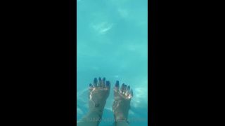 TATIANA - tatianasnaughtytoes () Tatianasnaughtytoes - new blue pedicure pool relaxing in the pool with my long blue toenails th 17-08-2020