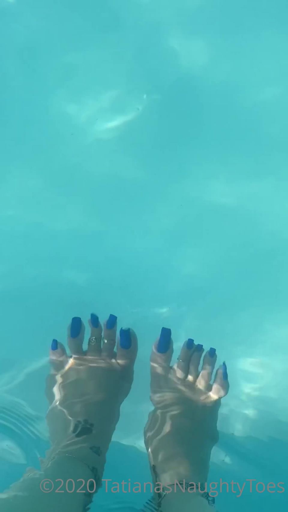 TATIANA - tatianasnaughtytoes () Tatianasnaughtytoes - new blue pedicure pool relaxing in the pool with my long blue toenails th 17-08-2020