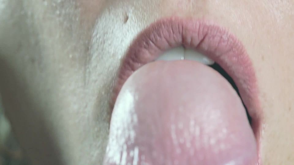 [Amateur] Close up sensual tongue blowjob
