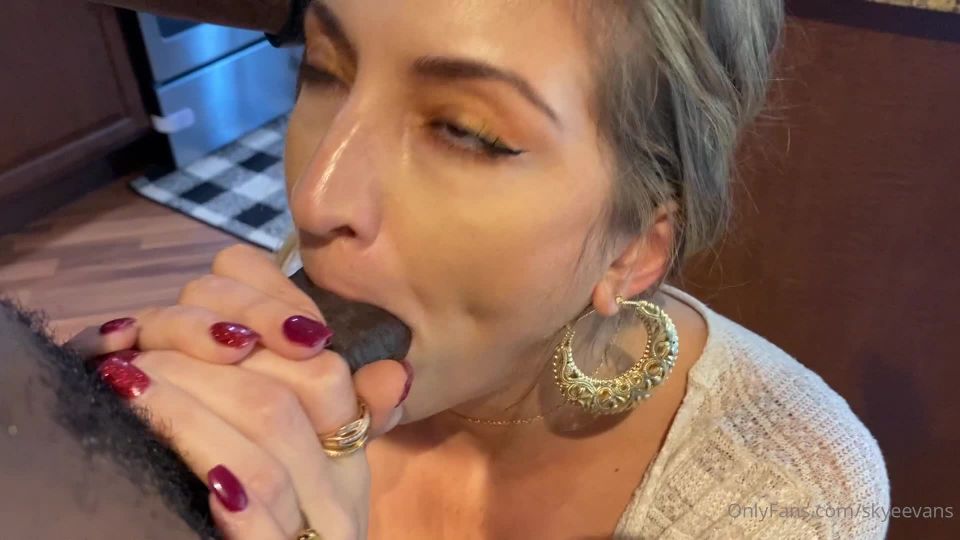 Skye Evans (skyeevans) BG BJ En Cocina Onlyfans (Pornstar)
