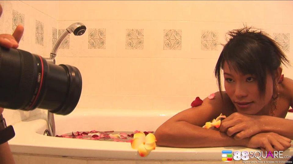 Ling Ling Gets Naughty in Bathtub Ling Ling 1  280
