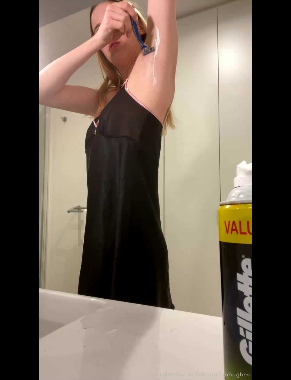 Onlyfans - Rhiannon Hughes - rhiannnonhughesShaving my  pussy - 03-09-2021