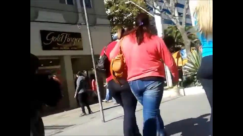 Great wiggling ass in black on the street