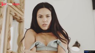 Squirting Stunner Apolonia Facialed