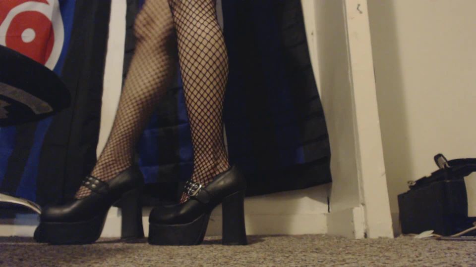 free online video 17 Miss Alice the Goth – Goth Shakes Ass in Stockings and Heels, gay dress shoe fetish on solo female 