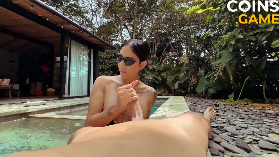 Ashley Sanz - Fetiche de Pie con mi hermanastro en la piscina, Cum en mis pies [1080p] - Adolescente