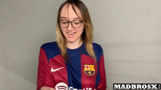 Madbrosx - Un Patrocinador de Barcelona follada por los fans de PSG en los corredores del estadio de fútbol!!! - Tetas perky
