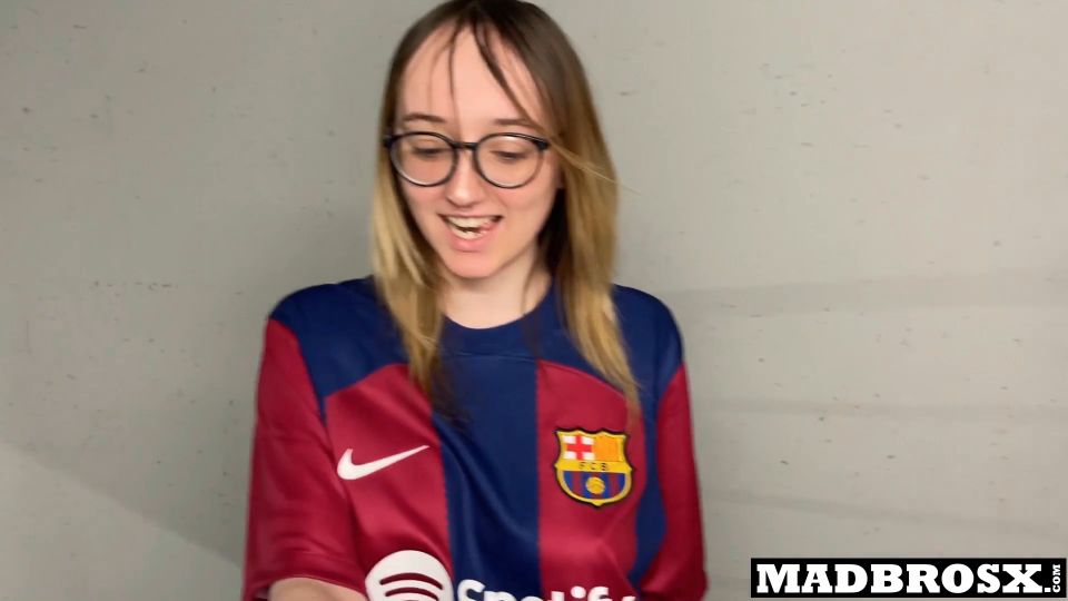 Madbrosx - Un Patrocinador de Barcelona follada por los fans de PSG en los corredores del estadio de fútbol!!! - Tetas perky