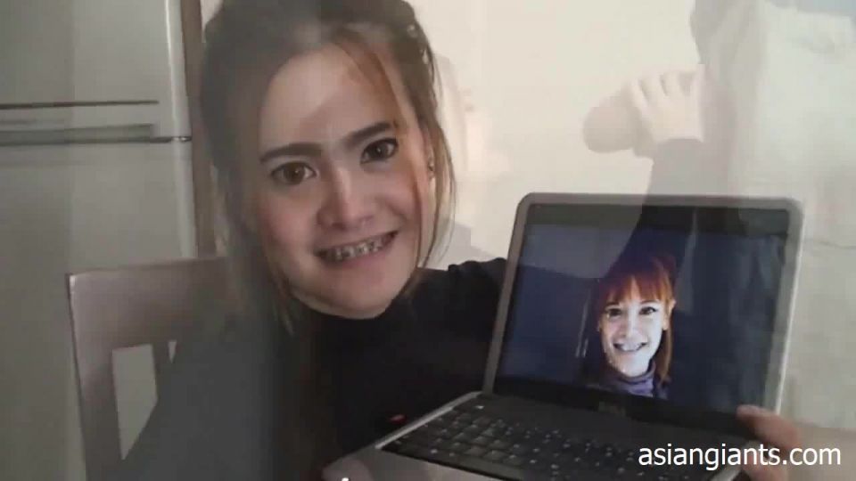 Mega Titty Thai chica chupando polla gigante