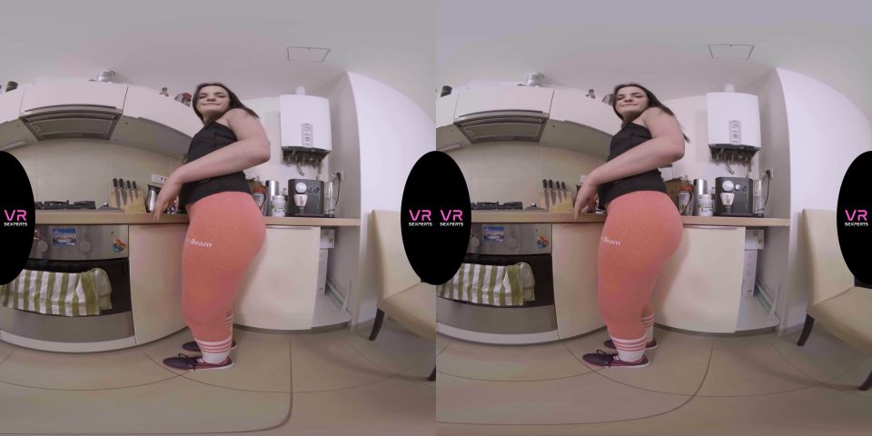 Fun In The Kitchen  Big Ass Amateur Kizzy Sixx