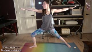 Strapon Mistress Mercer protagonizada en video ‘Atrapado jugando durante el yoga después de la cumming de cabecera’ (Juguetes)