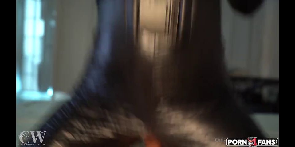 Chloe Wildd Caliente Gato Mujer Chloe Wildd deja a ladrón Bang su coño Bubble Butt