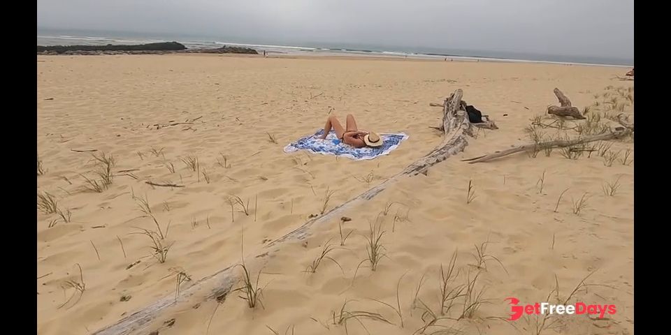 [GetFreeDays.com] AT THE BEACH SHE FUCKS WITH A STRANGER WITH HER FRIENDS NOT FAR OUTDOOR SEX Porn Video December 2022