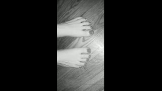 RaeLynn Riley () Raelynnriley - guess the color of my pretty toes and everyone who does gets a special footer dm 30-01-2020