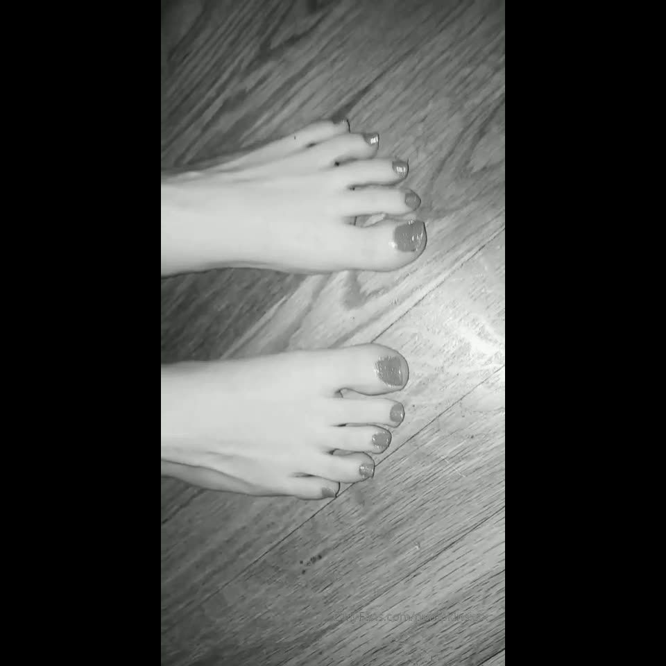 RaeLynn Riley () Raelynnriley - guess the color of my pretty toes and everyone who does gets a special footer dm 30-01-2020