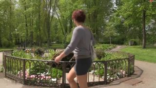 Popp-Sylvie Popp-Sylvie - Public Squirt im Park