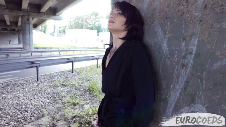 EuroCoeds 111219 Ferggy fuma en la calle y muestra tetas y coño