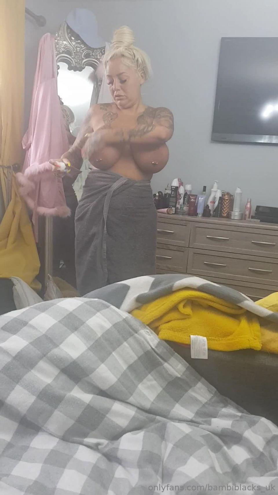 CREAMP$E QUEEN - bambiblacks uk () Bambiblacksuk - fresh out the bath no makeup just moisturising my big juicy tits 10-06-2019